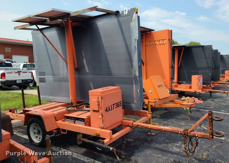 image for item IU9458 2001 American Signal  message board trailer