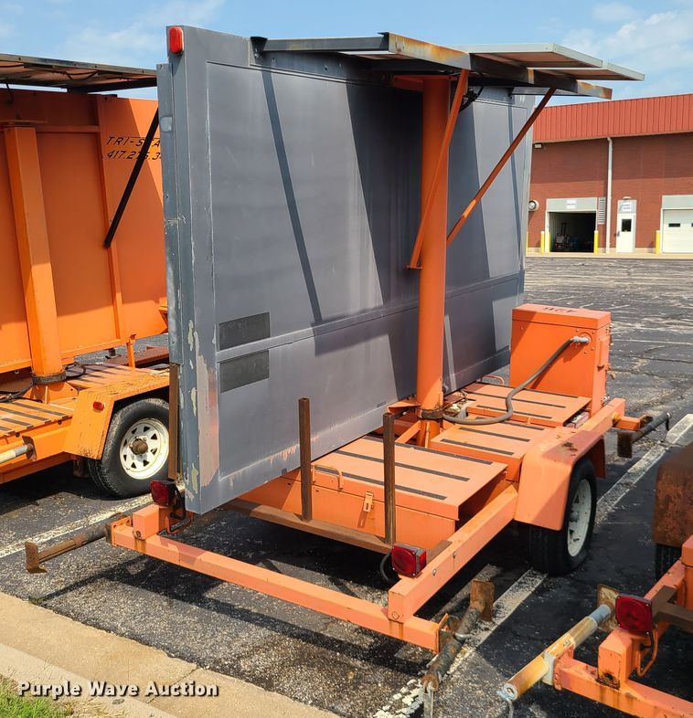 image for item IU9458 2001 American Signal  message board trailer