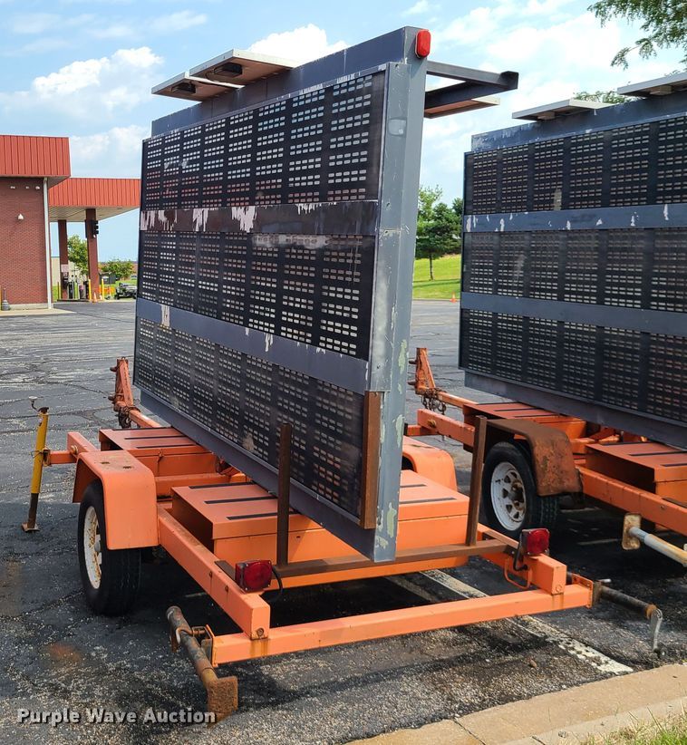 image for item IU9458 2001 American Signal  message board trailer