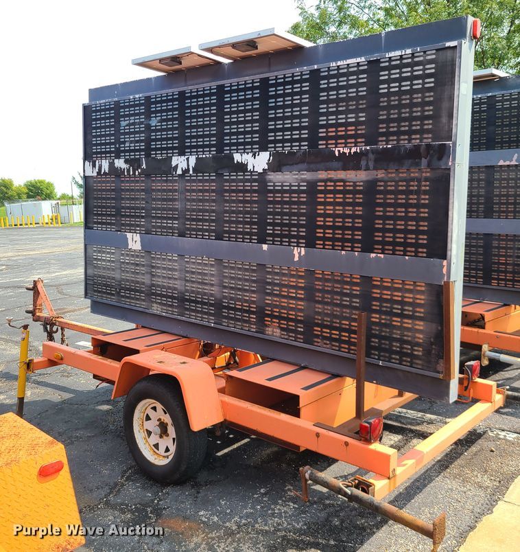 image for item IU9458 2001 American Signal  message board trailer