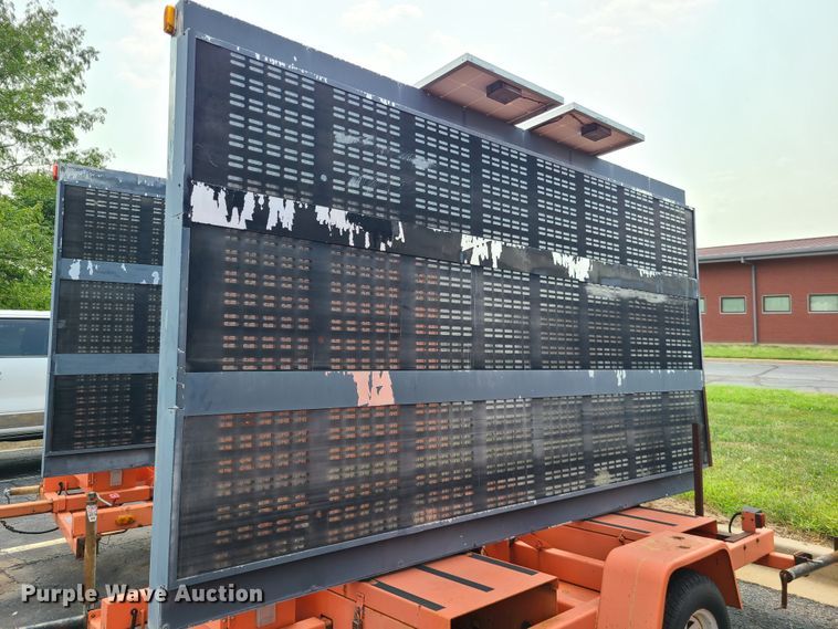 image for item IU9458 2001 American Signal  message board trailer