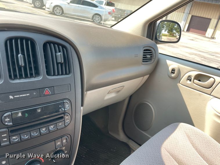 image for item JQ9596 2006 Dodge Caravan  van