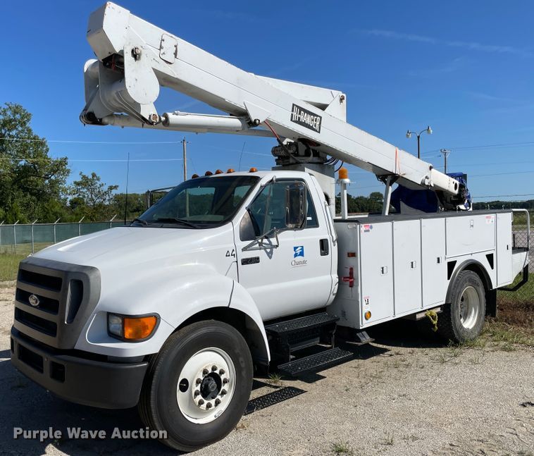 image for item JQ9621 2004 Ford F750  bucket truck