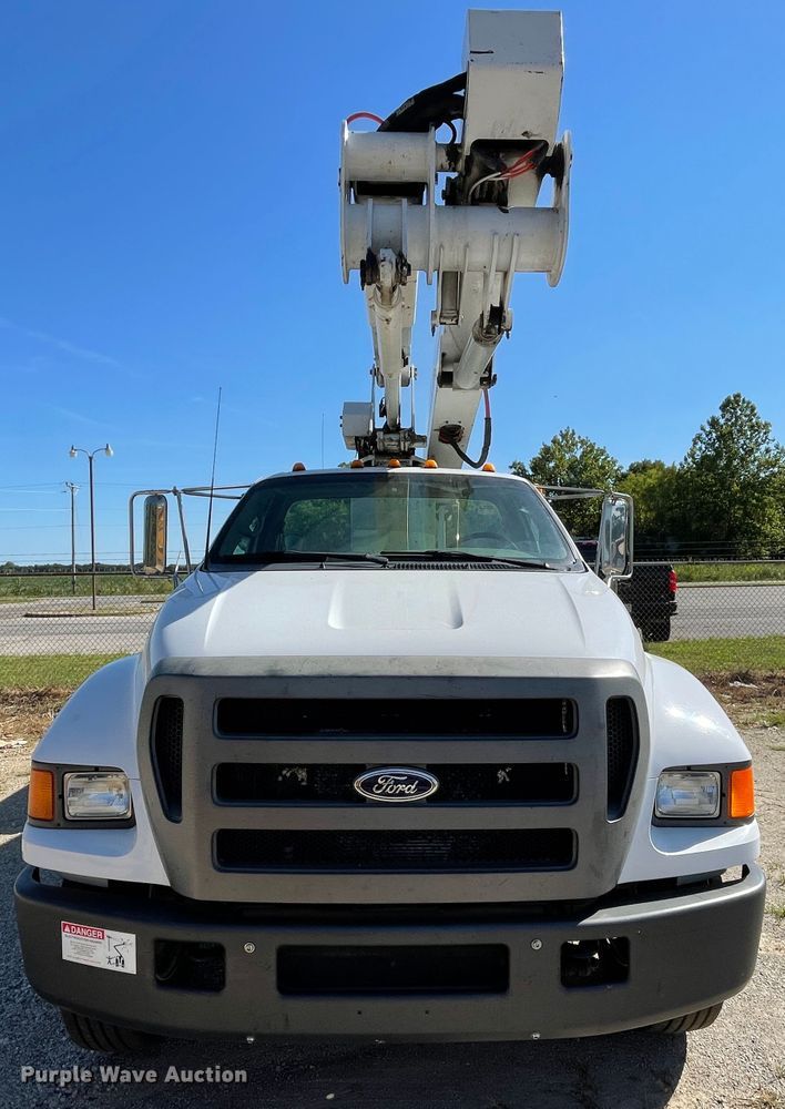 image for item JQ9621 2004 Ford F750  bucket truck