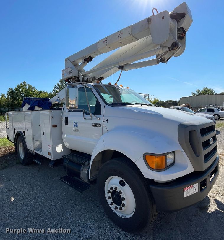 image for item JQ9621 2004 Ford F750  bucket truck