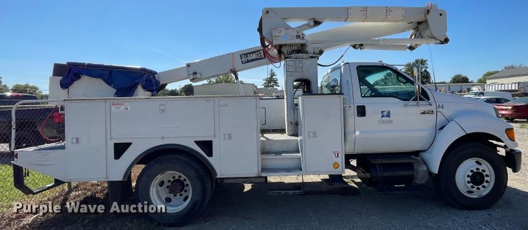 image for item JQ9621 2004 Ford F750  bucket truck