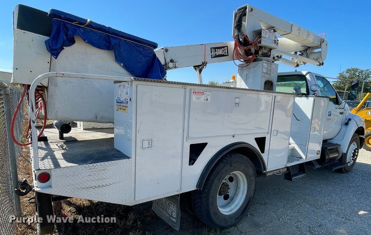 image for item JQ9621 2004 Ford F750  bucket truck