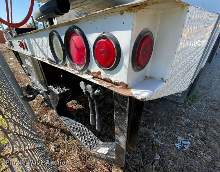 image for item JQ9621 2004 Ford F750  bucket truck