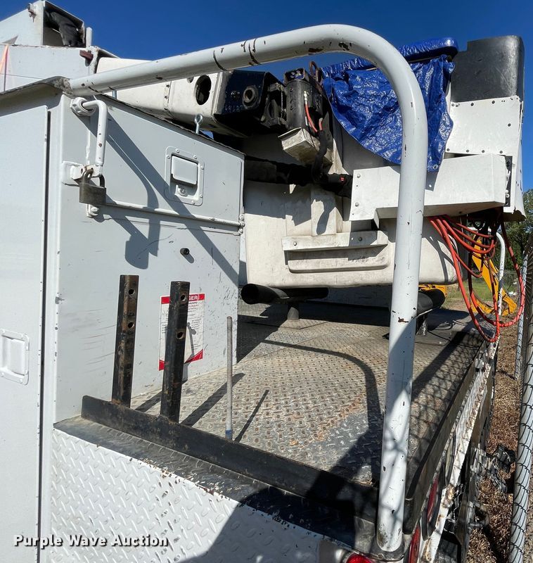image for item JQ9621 2004 Ford F750  bucket truck