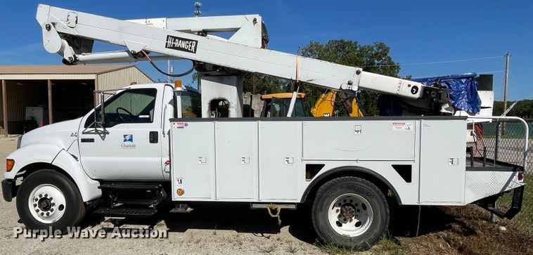 image for item JQ9621 2004 Ford F750  bucket truck