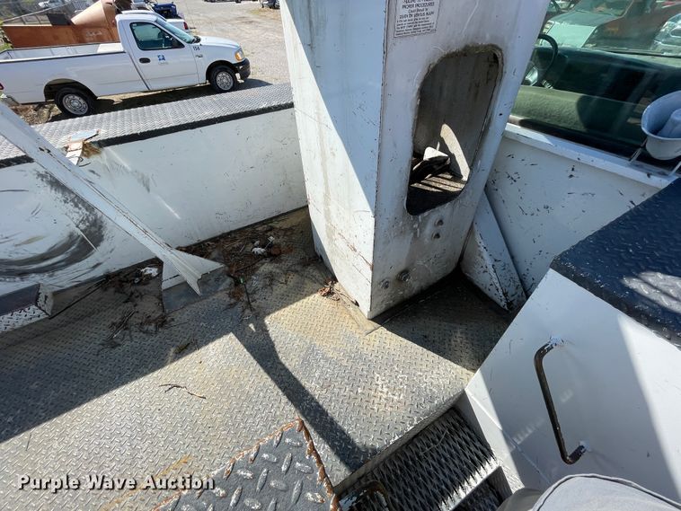 image for item JQ9621 2004 Ford F750  bucket truck