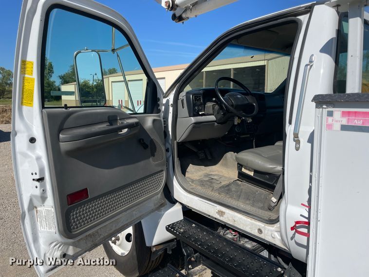 image for item JQ9621 2004 Ford F750  bucket truck