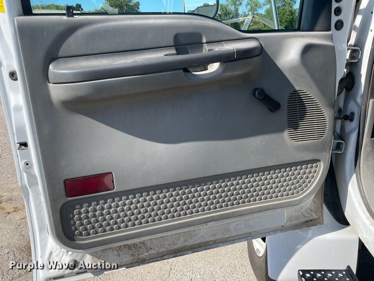 image for item JQ9621 2004 Ford F750  bucket truck