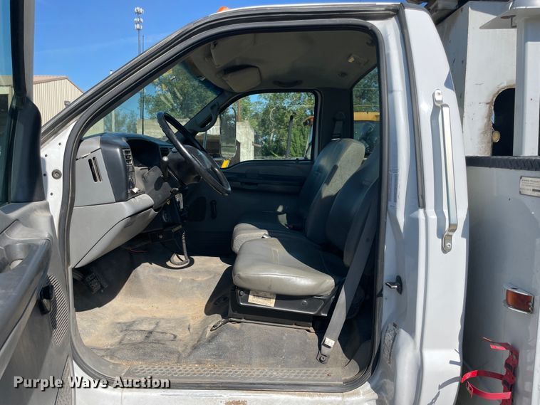 image for item JQ9621 2004 Ford F750  bucket truck