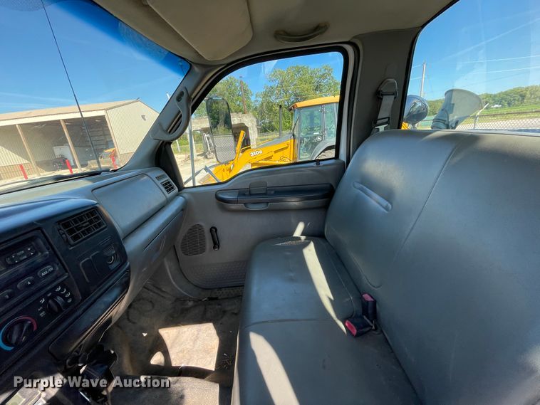 image for item JQ9621 2004 Ford F750  bucket truck