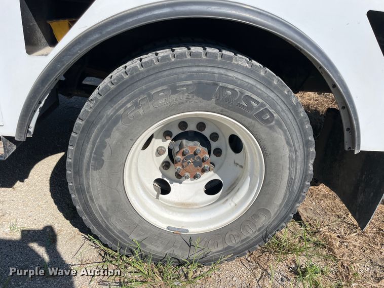 image for item JQ9621 2004 Ford F750  bucket truck