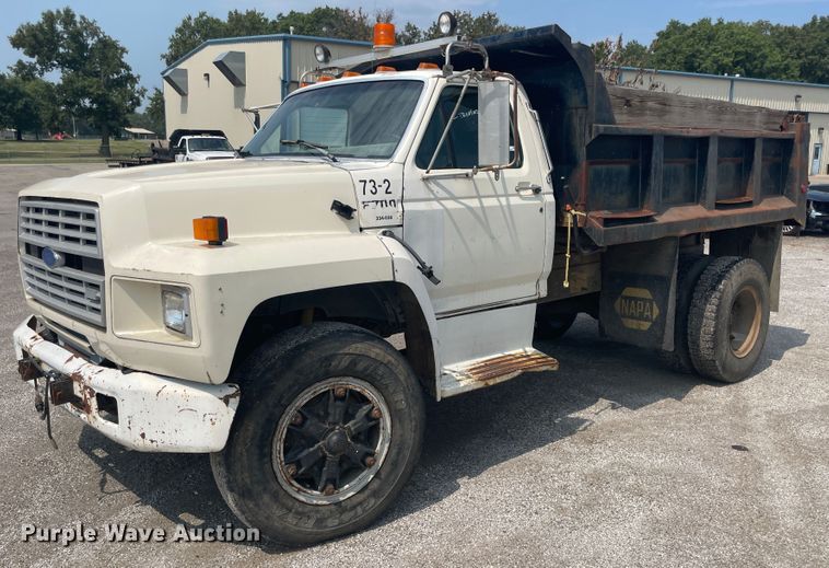 image for item JQ9681 1992 Ford F700  dump truck