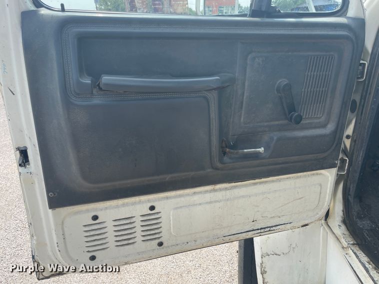 image for item JQ9681 1992 Ford F700  dump truck