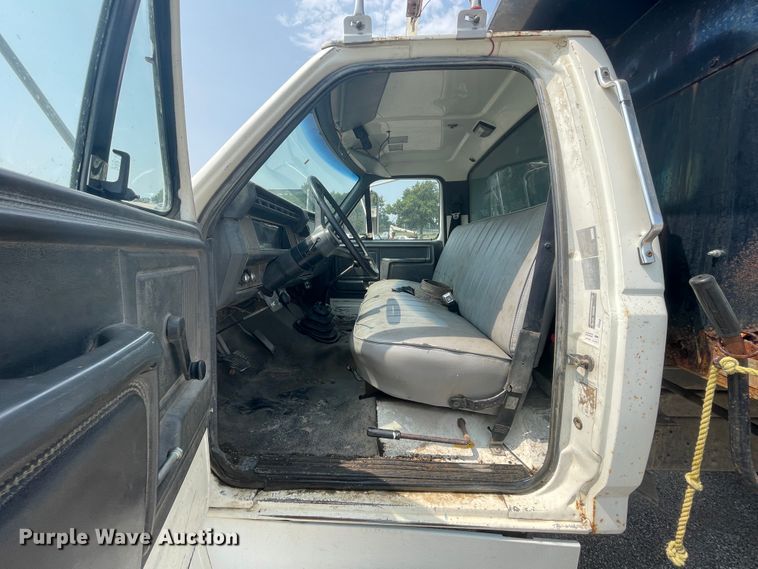 image for item JQ9681 1992 Ford F700  dump truck