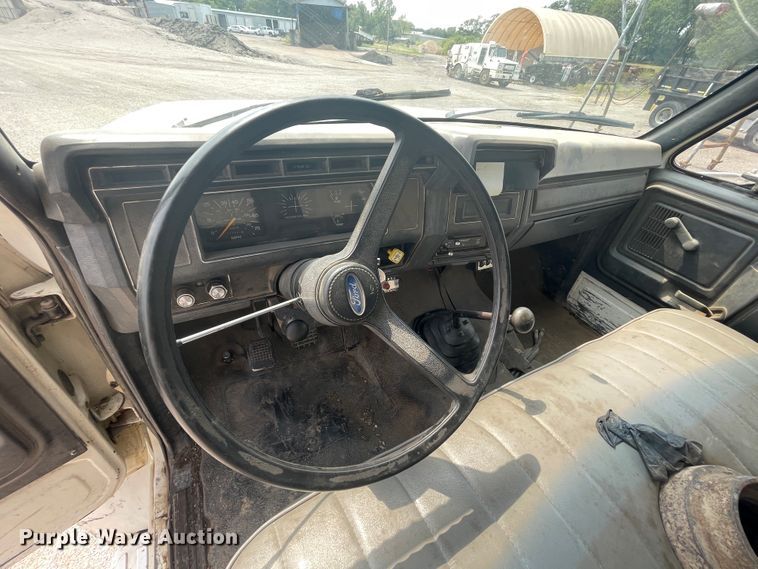 image for item JQ9681 1992 Ford F700  dump truck