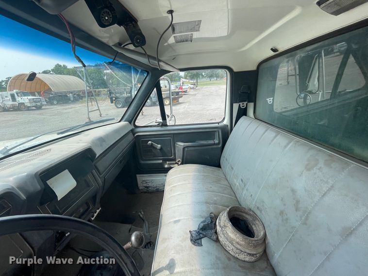 image for item JQ9681 1992 Ford F700  dump truck