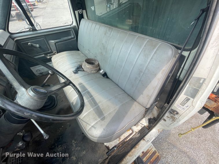 image for item JQ9681 1992 Ford F700  dump truck