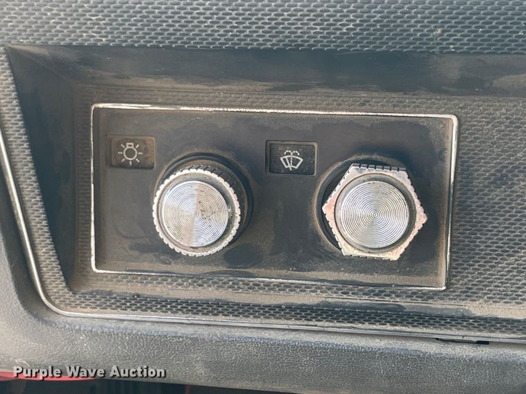 image for item JQ9681 1992 Ford F700  dump truck