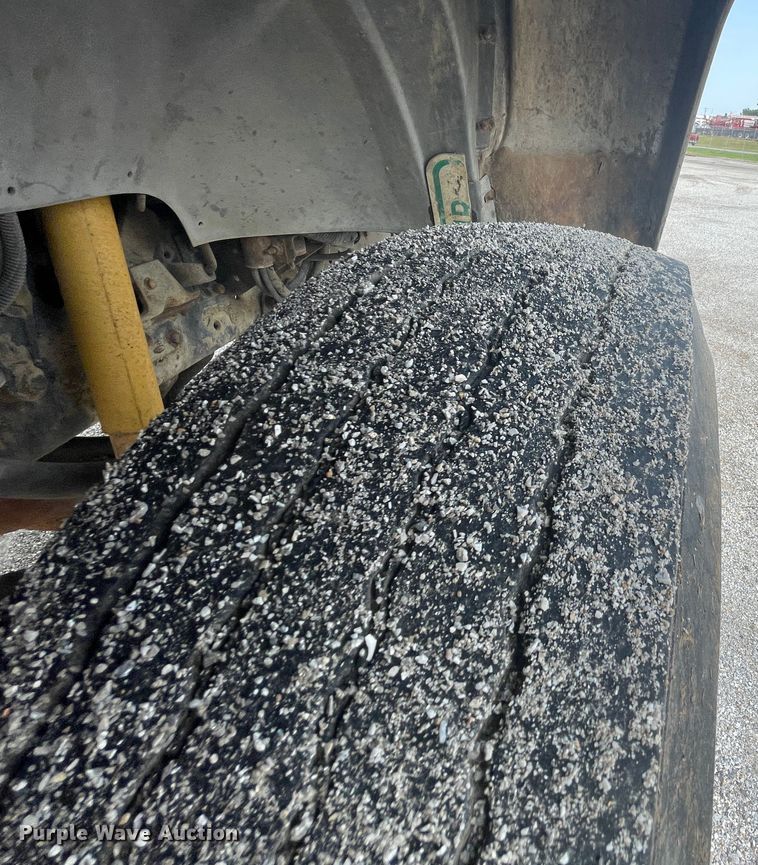 image for item JQ9681 1992 Ford F700  dump truck