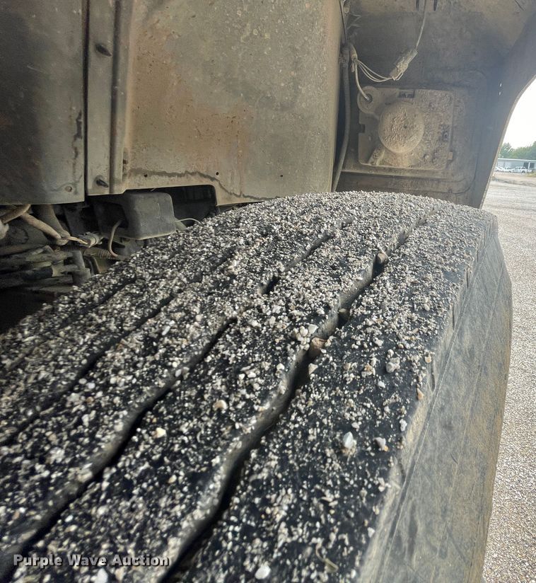 image for item JQ9681 1992 Ford F700  dump truck