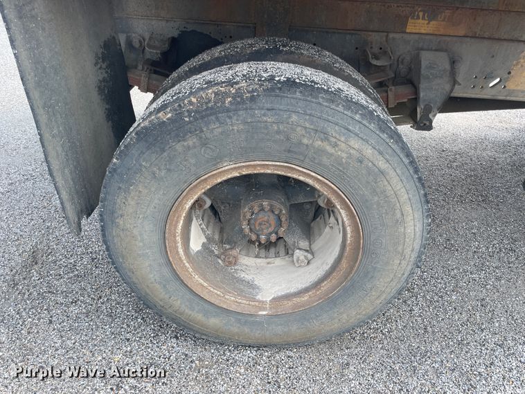 image for item JQ9681 1992 Ford F700  dump truck