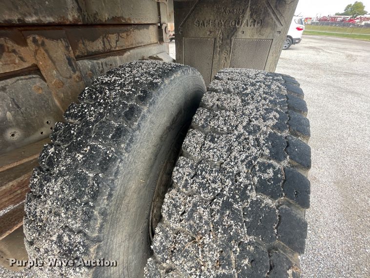 image for item JQ9681 1992 Ford F700  dump truck