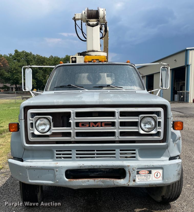 image for item JQ9689 1982 GMC C6000  crane truck