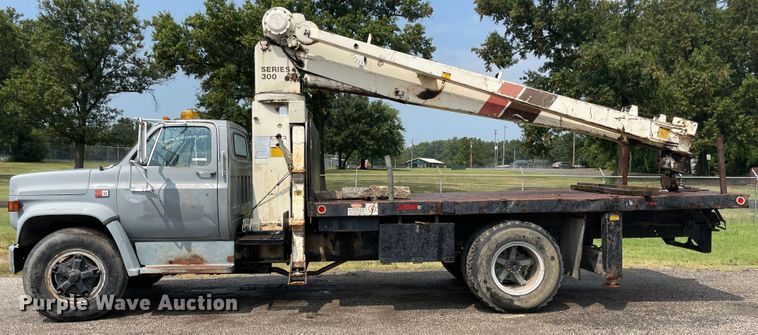 image for item JQ9689 1982 GMC C6000  crane truck