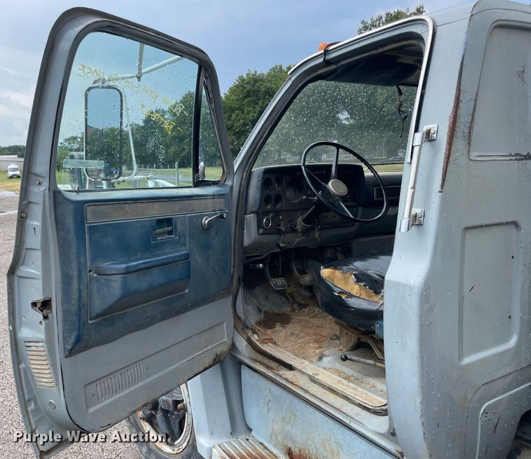 image for item JQ9689 1982 GMC C6000  crane truck