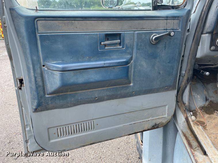 image for item JQ9689 1982 GMC C6000  crane truck