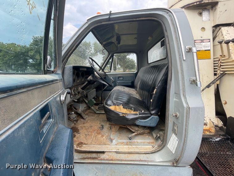 image for item JQ9689 1982 GMC C6000  crane truck