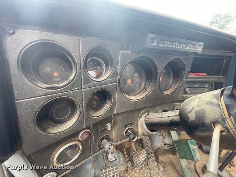 image for item JQ9689 1982 GMC C6000  crane truck