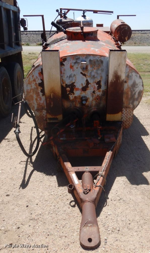 image for item JZ9862 RMT oil distributor trailer