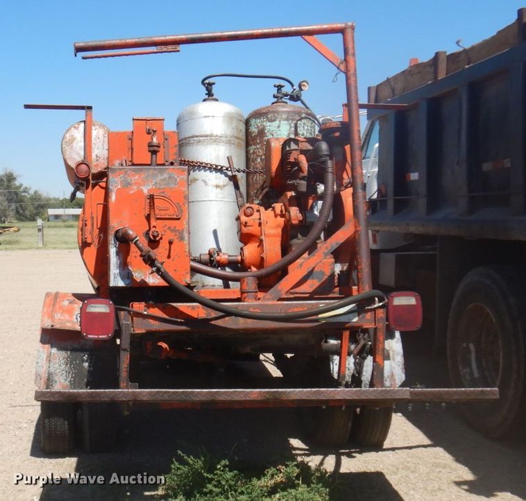 image for item JZ9862 RMT oil distributor trailer