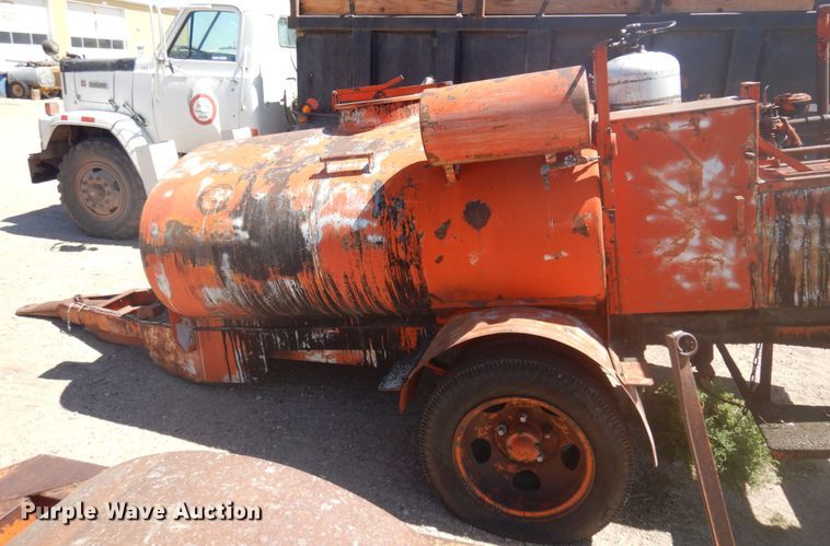 image for item JZ9862 RMT oil distributor trailer