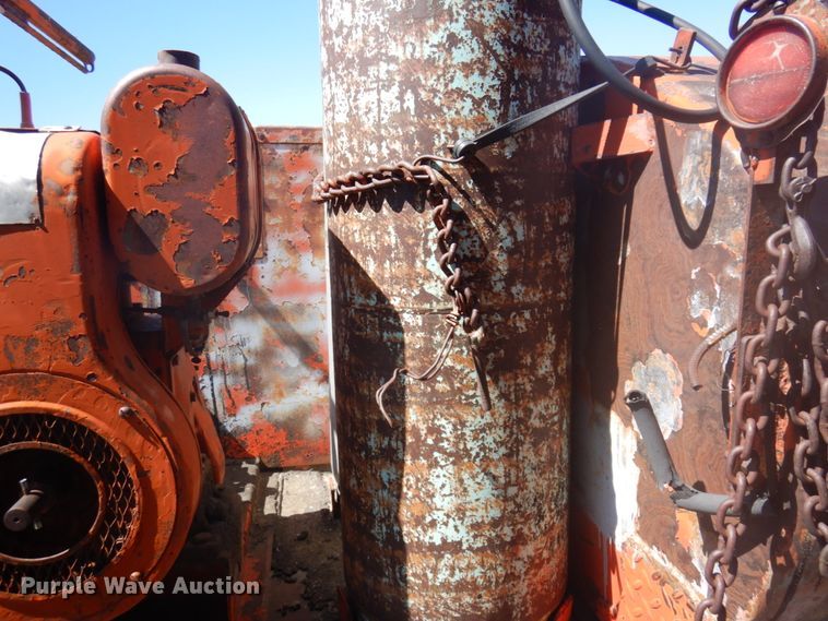 image for item JZ9862 RMT oil distributor trailer