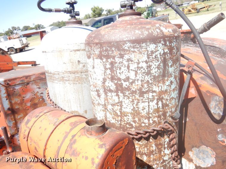 image for item JZ9862 RMT oil distributor trailer