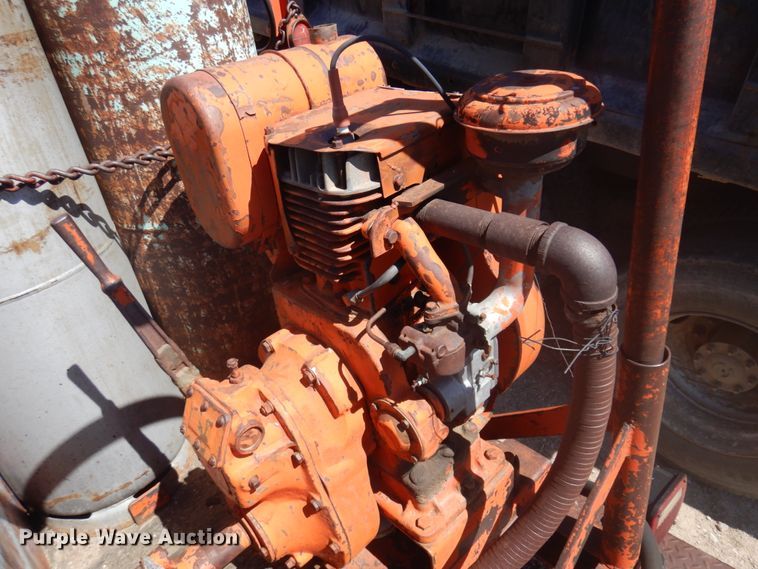 image for item JZ9862 RMT oil distributor trailer