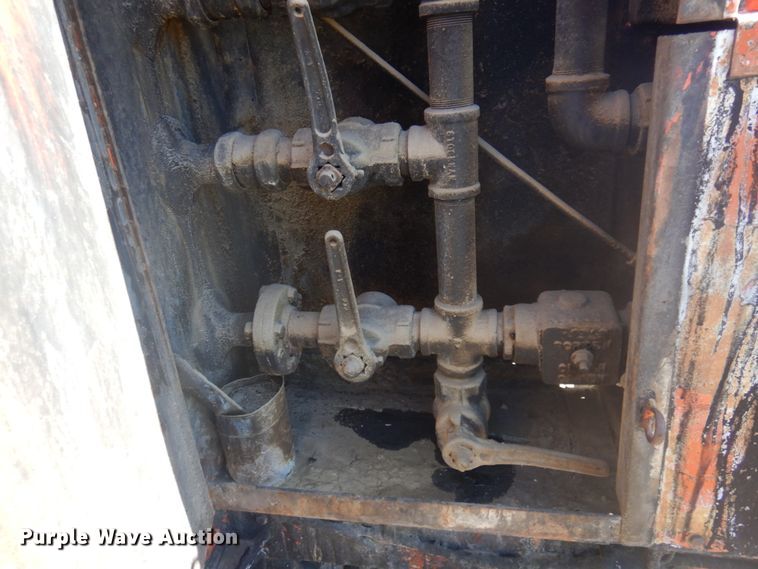 image for item JZ9862 RMT oil distributor trailer