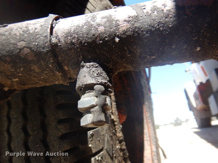 image for item JZ9862 RMT oil distributor trailer