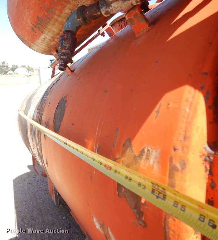 image for item JZ9862 RMT oil distributor trailer