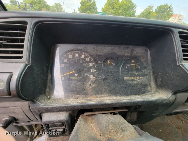 image for item KD9495 1998 Isuzu NPR  box truck