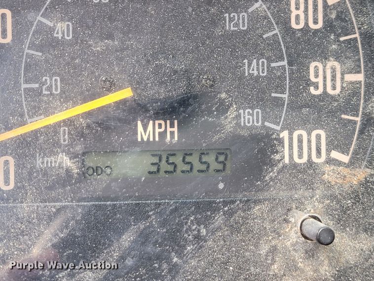 image for item KD9495 1998 Isuzu NPR  box truck