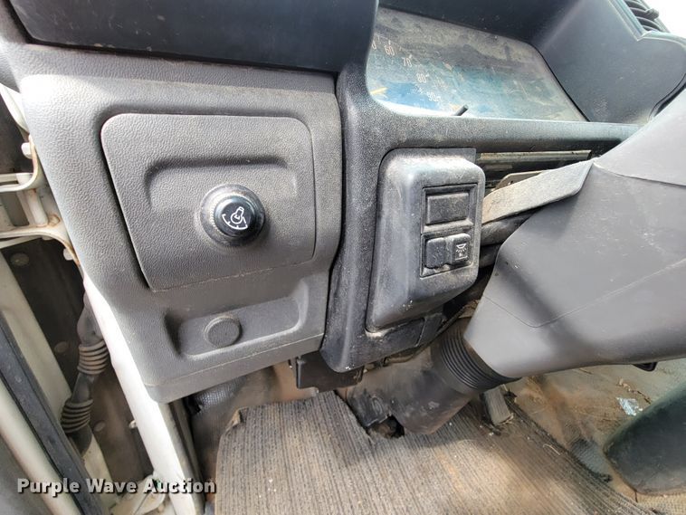 image for item KD9495 1998 Isuzu NPR  box truck