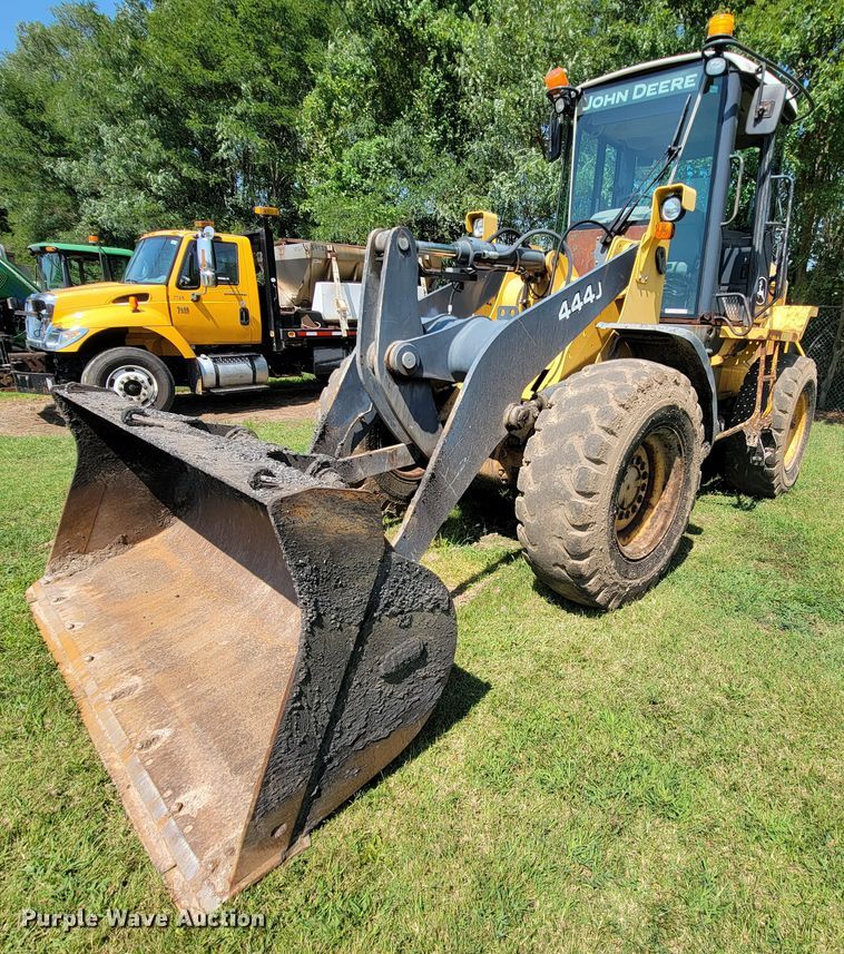image for item KD9522 2004 John Deere 444J  wheel loader